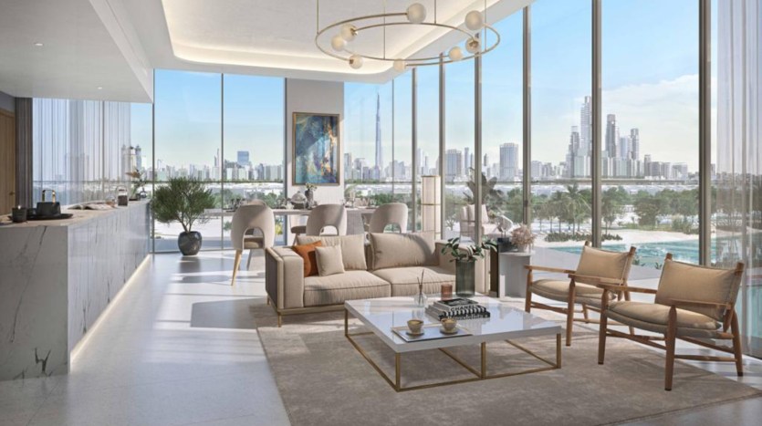 Luxueuse villa à Dubaï comprenant un salon intérieur avec des baies vitrées offrant une vue sur les toits de la ville. Il comprend un mobilier élégant, un lustre moderne et une palette de couleurs sereines.