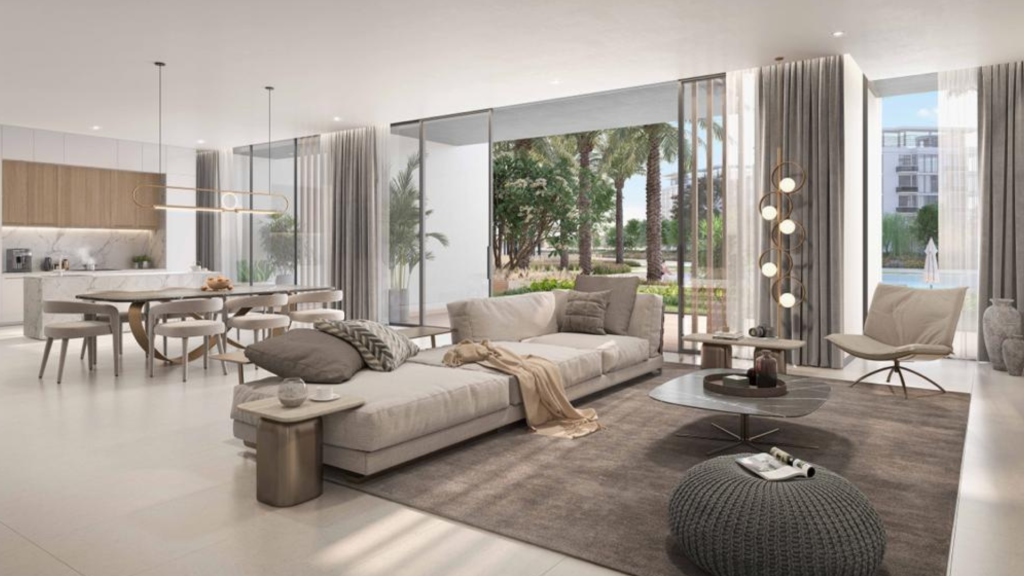 Salon moderne et luxueux dans une villa de Dubaï avec un grand canapé sectionnel, des baies vitrées donnant sur un jardin, un coin repas élégant et une décoration contemporaine. Ambiance lumineuse et aérée avec éclairage naturel.