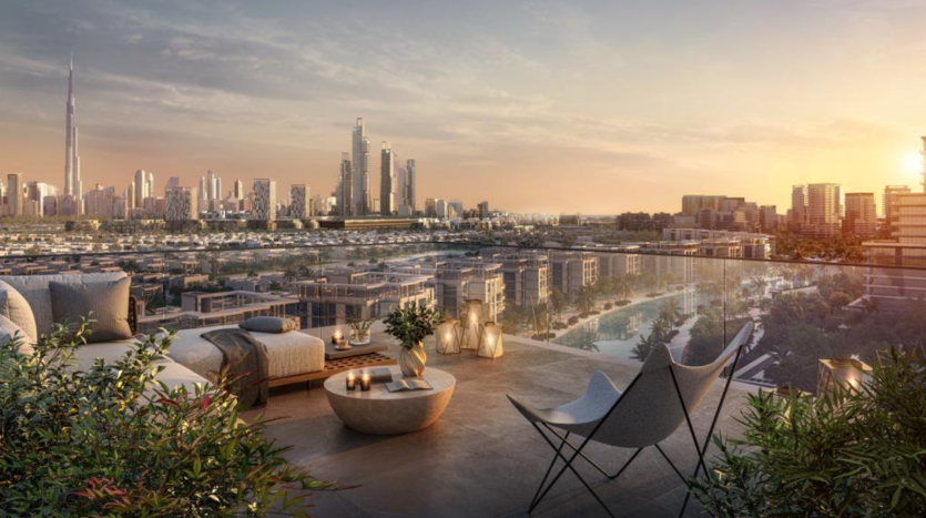 Toit-terrasse luxueux avec mobilier d&#039;extérieur moderne surplombant les toits de la ville pittoresque au coucher du soleil à Dubaï, avec des gratte-ciel proéminents et un plan d&#039;eau serein.