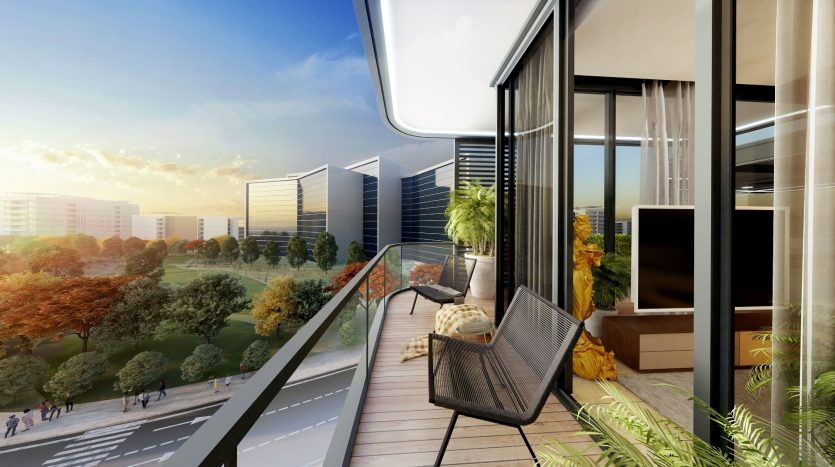 Balcon moderne donnant sur un paysage urbain animé avec des gratte-ciel et un parc luxuriant, parfait pour investir à Dubaï. Comprend une chaise élégante avec des coussins, des baies vitrées et une chaude lumière du soleil.