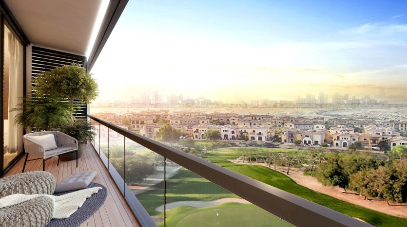 Un balcon moderne avec des sièges confortables donnant sur un magnifique parcours de golf et un vaste paysage urbain au coucher du soleil, parfait pour une présentation via une agence immobilière de Dubaï.