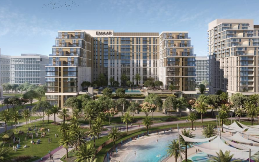 Vue aérienne d'un développement urbain moderne comprenant des immeubles de grande hauteur portant le logo « emaar », entourés d'une verdure luxuriante, de palmiers et de personnes profitant d'une journée ensoleillée avec une grande piscine