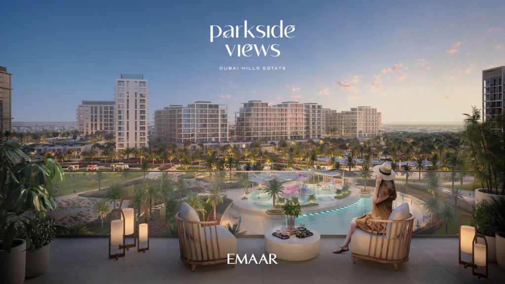 Une femme est assise sur un balcon surplombant le domaine de Dubai Hills, avec des bâtiments modernes, une verdure luxuriante et une piscine centrale visible dans le décor aux allures de parc. Le texte indique « vues sur le parc » et