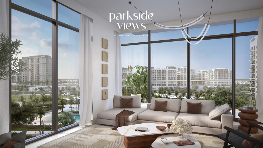 Salon d&#039;appartement luxueux à Dubaï avec de grandes fenêtres offrant une vue panoramique sur un parc luxuriant et un paysage urbain. Présente une décoration moderne, comprenant un canapé sectionnel et un éclairage chic.