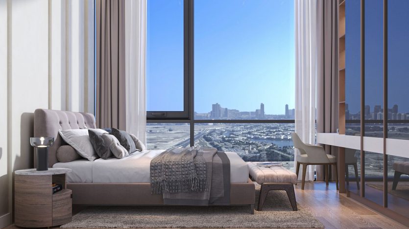 Chambre moderne avec de grandes fenêtres offrant une vue sur le paysage urbain de Dubaï, un lit moelleux, un mobilier confortable et un éclairage doux et diffus pour une atmosphère sereine.
