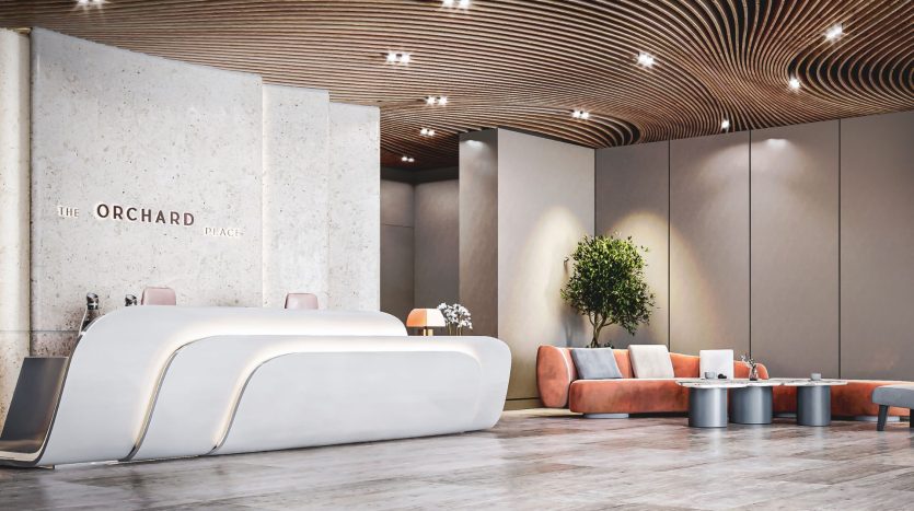 Un hall d'entrée d'hôtel moderne et élégant avec un élégant comptoir de réception étiqueté « la pêche du verger », des sièges élégants, un plafond en panneaux de bois et des plantes d'intérieur décoratives à Dubaï.