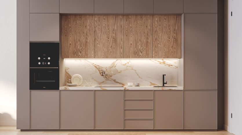 Une cuisine moderne dans une villa de Dubaï avec des armoires grises élégantes et une touche en bois. Les caractéristiques comprennent des appareils électroménagers intégrés et un dosseret en marbre éclairé par un éclairage sous l'armoire.