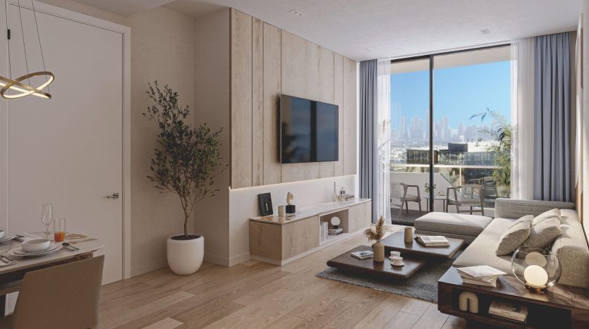 Un salon moderne dans une villa de Dubaï avec une décoration contemporaine comprenant une grande télévision, des murs lambrissés, un canapé beige confortable et un coin repas avec vue sur les toits de la ville du sol au plafond