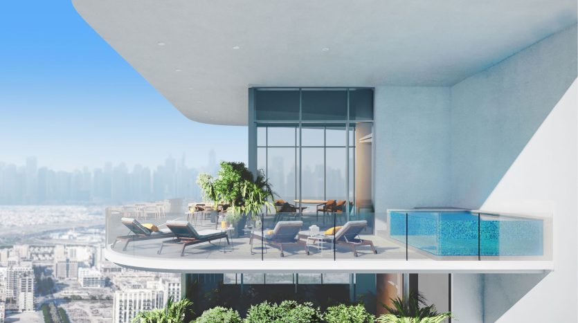 Un balcon d'appartement moderne de grande hauteur doté d'une balustrade en verre, d'un mobilier d'extérieur confortable et d'une petite piscine, surplombant l'horizon urbain tentaculaire de Dubaï par temps clair.
