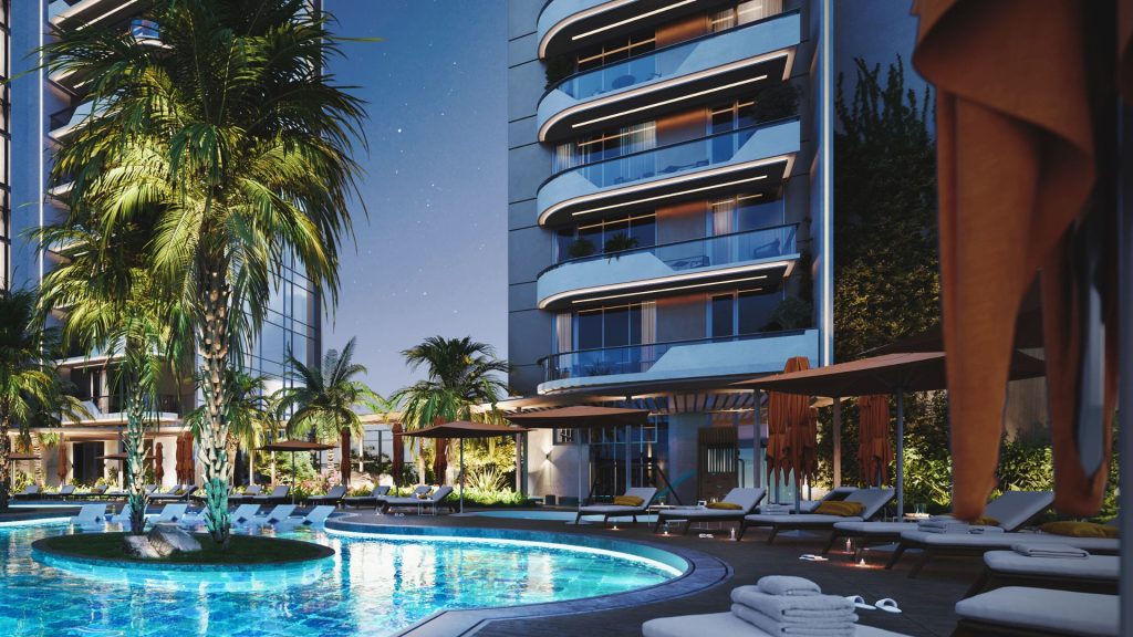 Une piscine d'hôtel luxueuse au crépuscule à Dubaï, avec de l'eau illuminée, entourée de palmiers, de chaises longues et d'immeubles modernes de grande hauteur.