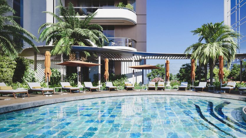 Un espace piscine extérieur luxueux dans une villa à Dubaï, avec une eau bleu clair entourée de chaises longues, de palmiers et une architecture moderne avec balcons.