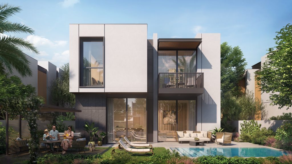 Une villa moderne de deux étages à Dubaï avec de grandes fenêtres, dotée d'une piscine, d'un coin salon extérieur pour quatre personnes et entourée d'une verdure luxuriante et de palmiers.