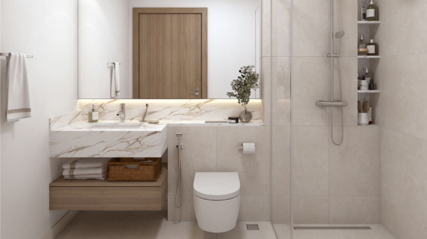 Une salle de bain moderne dotée d&#039;un comptoir en marbre avec lavabo, grand miroir et douche à l&#039;italienne. Les tons neutres dominent l&#039;espace, accentués par des armoires en bois et une petite plante en pot.