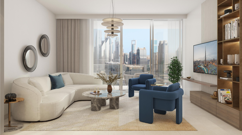 Salon moderne avec une grande fenêtre donnant sur les toits de la ville, comprenant un canapé sectionnel incurvé, deux fauteuils bleus, une table basse circulaire et des étagères avec des livres et une décoration dans une villa de Dubaï.