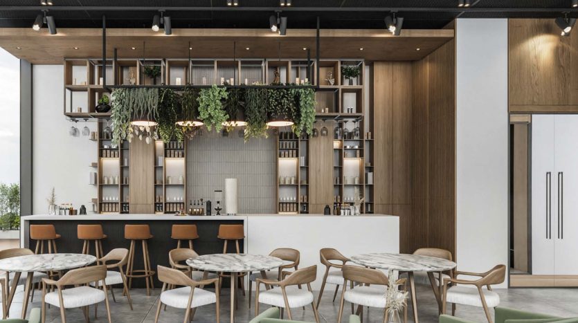 Intérieur de café moderne comprenant un coin salon spacieux avec des chaises et des tables élégantes, un bar bien approvisionné avec des étagères en bois et des plantes suspendues, ainsi que de grandes fenêtres laissant entrer la lumière naturelle, conçu pour attirer les investissements à Dubaï