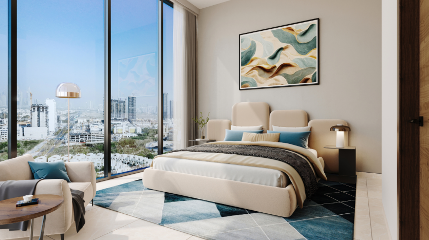 Chambre moderne dans un appartement de Dubaï avec de grandes fenêtres offrant une vue sur la ville, un lit king-size, un fauteuil beige et des œuvres d'art murales abstraites. La pièce présente une palette de couleurs claires et aérées.