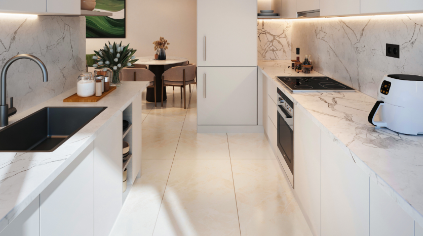 Une cuisine moderne dans une villa de Dubaï avec des comptoirs et un dosseret en marbre, des armoires blanches, des appareils électroménagers en acier inoxydable et un coin repas avec une table et des chaises en bois.