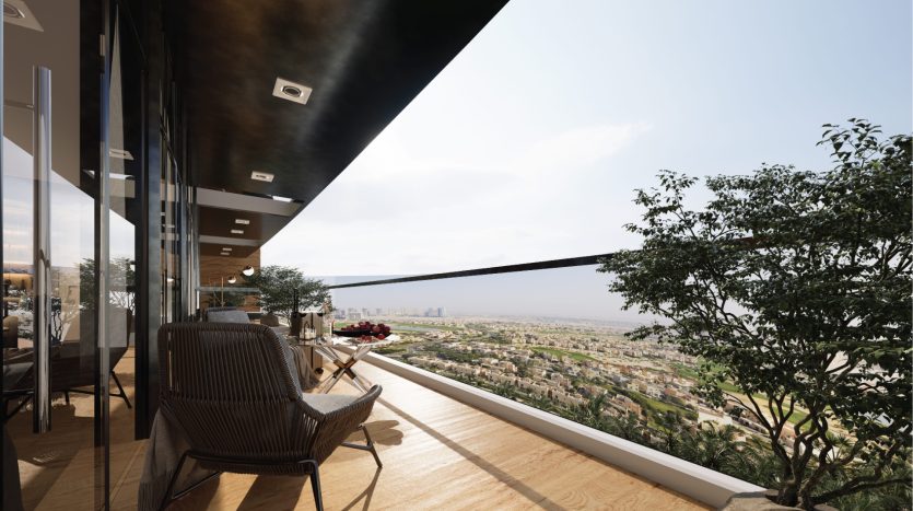 Un balcon moderne avec une balustrade en verre, donnant sur un vaste paysage urbain de Dubaï. Comprend du parquet, une seule chaise en osier et une petite table contenant un livre et un bol de fruits rouges.