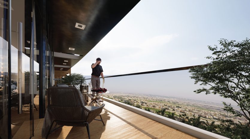 Une personne se tient sur un balcon donnant sur un vaste panorama et prend une photo avec son téléphone. Le balcon, un endroit idéal pour l&#039;immobilier à Dubaï, présente un mobilier moderne et une verdure luxuriante au loin.