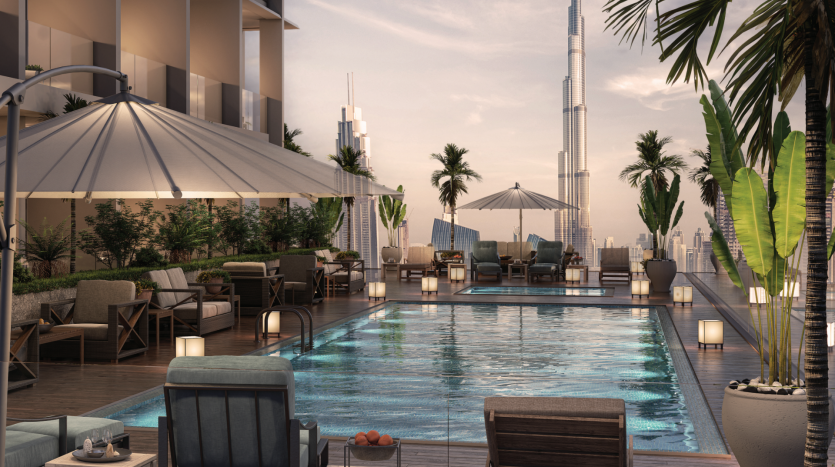 Piscine luxueuse sur le toit au crépuscule avec chaises longues, cabanes et plantes tropicales, surplombant les toits de la ville de Dubaï.