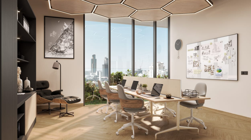 Un espace de bureau moderne avec une grande table en bois, des chaises roulantes, plusieurs ordinateurs et des fenêtres panoramiques offrant une vue sur la ville de Dubaï. La décoration comprend des œuvres d&#039;art murales et un plafond hexagonal.