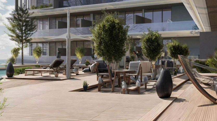 Terrasse moderne avec terrasse en bois comprenant plusieurs espaces de détente, des meubles élégants, des plantes décoratives et une vue sur un bâtiment contemporain à façade de verre à Dubaï.