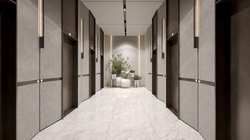 Un couloir spacieux et moderne dans une villa de Dubaï avec des sols en marbre, des murs gris avec des luminaires verticaux élégants et un arrangement végétal décoratif à l&#039;extrémité.
