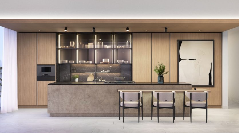 Intérieur de cuisine moderne dans une villa de Dubaï avec boiseries, comptoir de bar avec trois chaises, appareils électroménagers intégrés et grande œuvre d&#039;art abstrait au mur.
