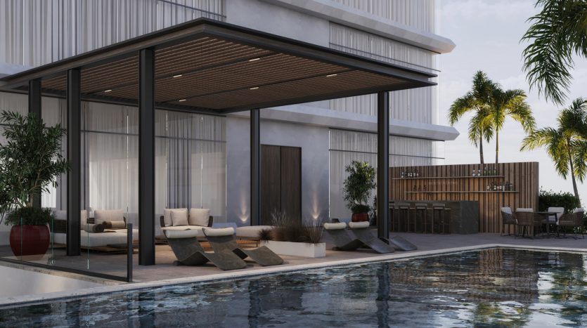 Espace luxueux au bord de la piscine avec chaises longues modernes, bar en arrière-plan et architecture reflétée sur l&#039;eau tranquille sous un ciel clair dans une villa de Dubaï.