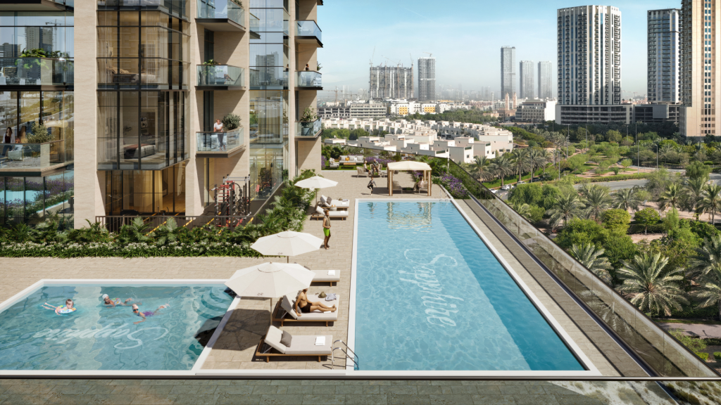 Un complexe urbain haut de gamme à Dubaï avec plusieurs piscines entourées d'une verdure luxuriante, des immeubles de grande hauteur modernes et des gens profitant d'une journée ensoleillée. Une atmosphère sereine et luxueuse.