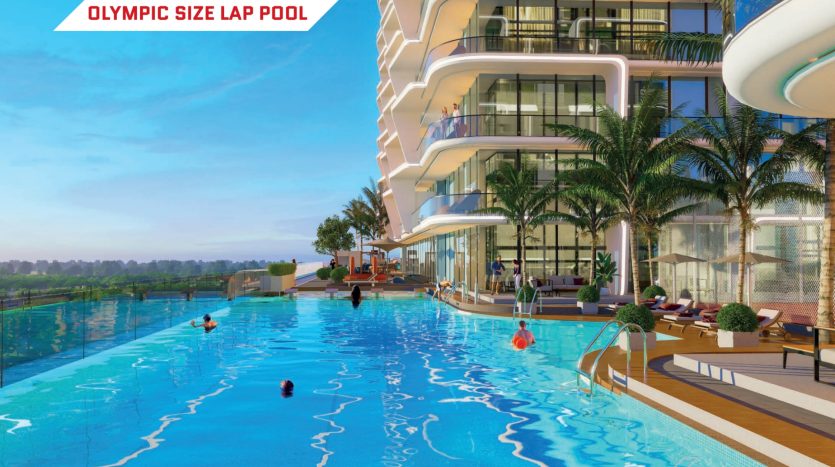 Une piscine de taille olympique dans un complexe d'appartements de luxe à Dubaï avec des gens qui nagent et se prélassent, entourée de palmiers et de balcons modernes donnant sur l'eau.