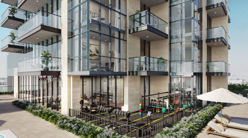 Immeuble d'appartements moderne doté de grands balcons en verre, comprenant des espaces commerciaux au rez-de-chaussée et des passants. Une verdure luxuriante et des coins salons sous un parasol sont visibles. Cet emplacement privilégié de l'immobilier à Dubaï offre un