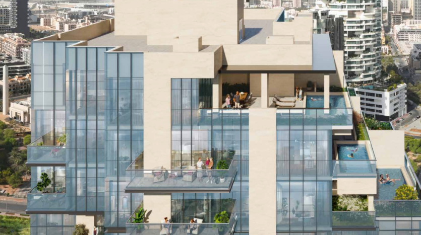 Immeuble moderne de grande hauteur avec balcons en verre, piscines sur le toit et résidents profitant d'espaces extérieurs, dans le contexte urbain de Dubaï.