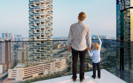Ein Mann und ein kleines Kind, die beide vom hohen Balkon einer Wohnung in Dubai auf eine Stadtlandschaft blicken, mit modernen Wolkenkratzern und sichtbaren Baustellen im Hintergrund.
