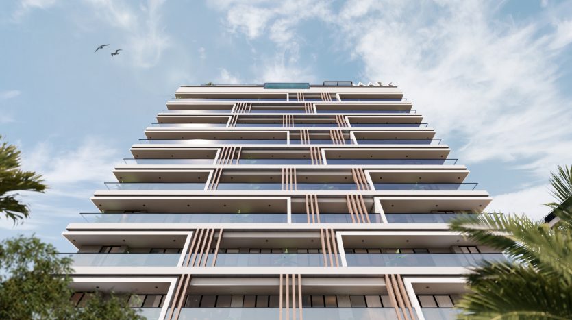 Villa moderne à plusieurs étages à Dubaï avec balcons géométriques sous un ciel bleu avec des nuages vaporeux et des oiseaux volants. L&#039;architecture présente des lignes épurées et un design contemporain.