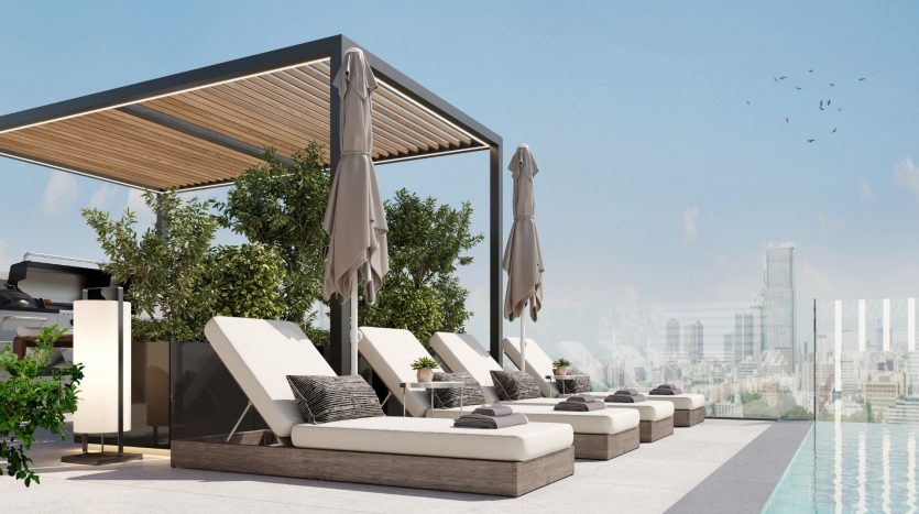 Luxueux toit-terrasse à Dubaï doté d&#039;une piscine, doté de chaises longues alignées sous d&#039;élégants auvents, entourés de plantes en pot, sur fond de toits de la ville.