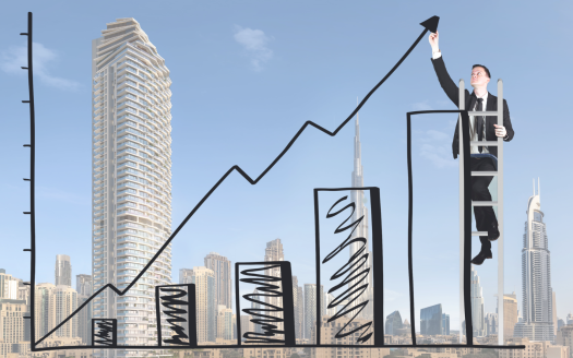 Un homme d&#039;affaires en costume grimpe sur une échelle à côté d&#039;un grand graphique linéaire ascendant superposé sur les toits de la ville de Dubaï, symbolisant la croissance financière ou le succès de l&#039;immobilier de Dubaï.