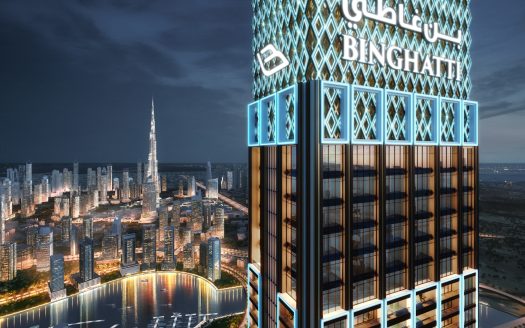 Un rendu numérique d'un gratte-ciel moderne la nuit, éclairé par des lumières bleues, affichant bien en évidence la marque « Binghatti », sur fond de toits de la ville mettant en vedette l'immobilier Dubaï et ses grands immeubles.