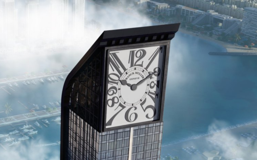 Un immeuble de grande hauteur avec un grand cadran d'horloge intégré à son sommet, surplombant une ville côtière de Dubaï partiellement obscurcie par le brouillard matinal.