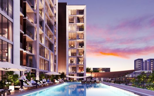 Un immeuble d'appartements luxueux à Dubaï avec une piscine extérieure où les gens se détendent sur des chaises longues au bord de la piscine au coucher du soleil, présentant une architecture moderne avec des balcons et de grandes fenêtres.