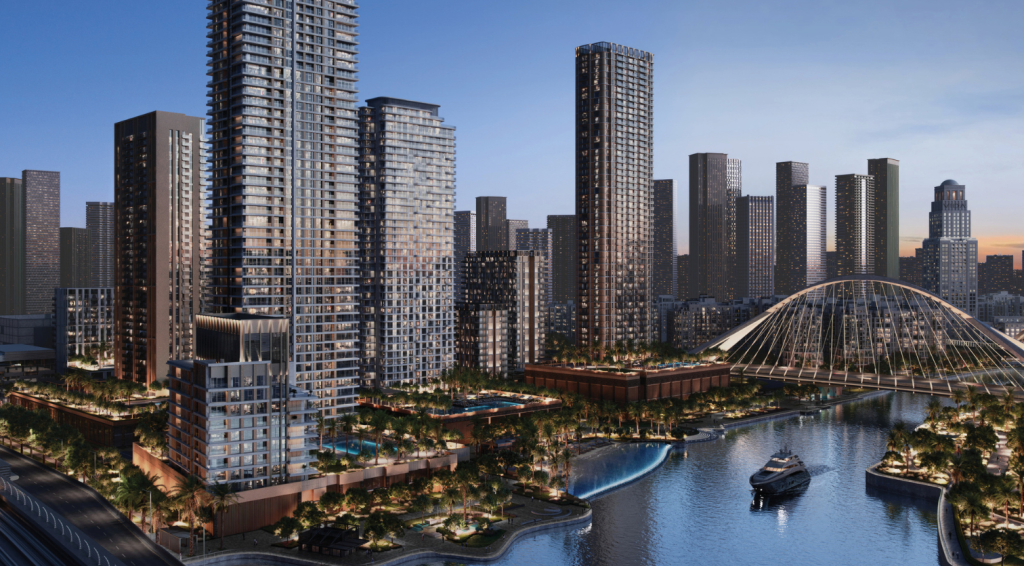 Un paysage urbain moderne au crépuscule avec des gratte-ciel imposants avec des fenêtres éclairées, un pont incurvé au-dessus d'une rivière et un bateau de l'immobilier Dubaï naviguant sur l'eau.