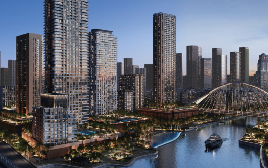 Un paysage urbain moderne au crépuscule avec des gratte-ciel imposants avec des fenêtres éclairées, un pont incurvé au-dessus d&#039;une rivière et un bateau de l&#039;immobilier Dubaï naviguant sur l&#039;eau.