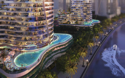 Vue nocturne de luxueux immeubles de grande hauteur au bord de l'eau avec des balcons incurvés, entourés de palmiers et dotés d'une piscine sinueuse de style rivière, surplombant une rivière avec un bateau en mouvement à Dubaï.