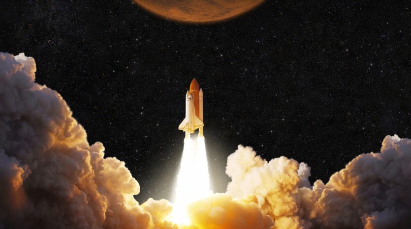 Une navette spatiale s'élève à travers des nuages gonflés vers un ciel étoilé avec une grande planète orange visible en arrière-plan, rappelant la croissance dynamique observée dans l'immobilier Dubaï. Des flammes de fusée brillantes traînent en dessous.