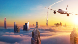 Un avion survole un paysage urbain futuriste avec des gratte-ciel émergeant des nuages au coucher du soleil, présentant un mélange de ciel lumineux et de lumières de la ville de Dubaï.