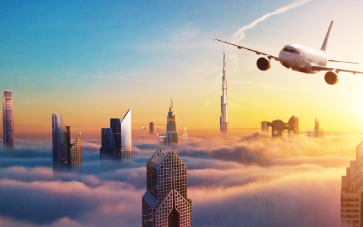Un avion survole un paysage urbain futuriste avec des gratte-ciel émergeant des nuages au coucher du soleil, présentant un mélange de ciel lumineux et de lumières de la ville de Dubaï.