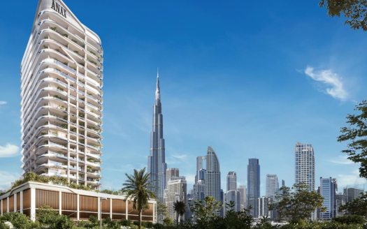 Un bâtiment résidentiel moderne au premier plan avec un design incurvé unique, se détachant sur une ligne d&#039;horizon mettant en vedette le Burj Khalifa et d&#039;autres gratte-ciel sous un ciel bleu clair, représente le prime immobilier Dubaï.
