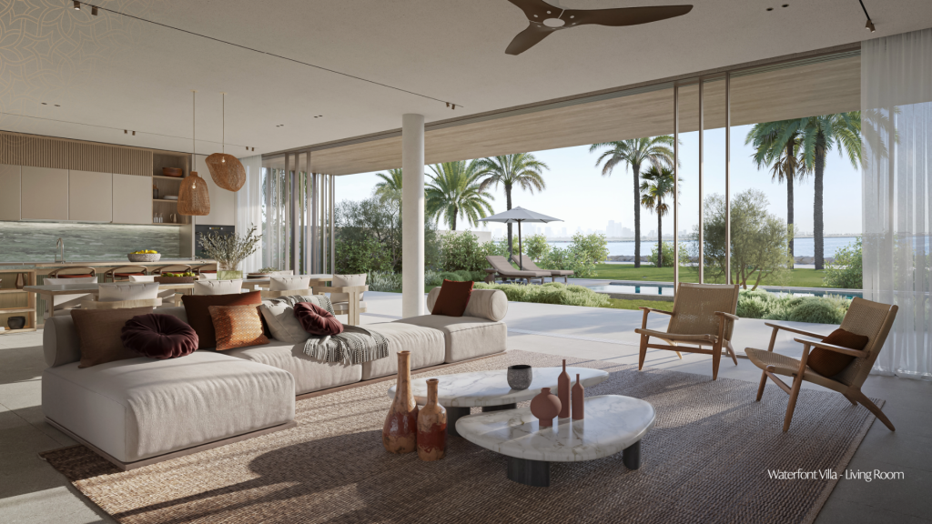 Une villa moderne à Dubaï avec des murs en verre donnant sur un jardin luxuriant et une vue sur l'eau. Comprend des canapés blancs, des chaises en bois et une table basse centrale. Les ventilateurs de plafond et la décoration chic rehaussent l'ambiance aérée.