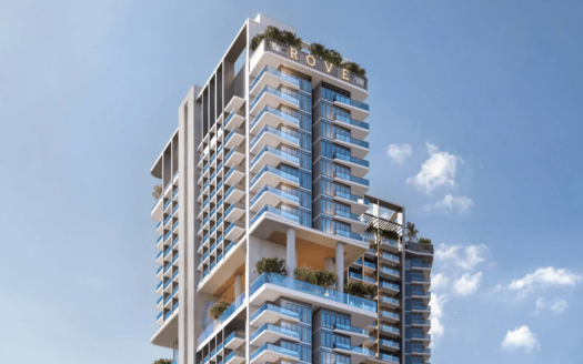 Un immeuble de grande hauteur moderne avec le mot « GROVE » au sommet, doté de grands balcons et d&#039;une verdure luxuriante sous un ciel bleu clair, illustre le luxueux immobilier Dubaï.