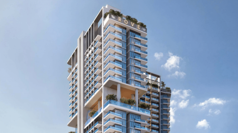 Un immeuble de grande hauteur moderne avec le mot « GROVE » au sommet, doté de grands balcons et d'une verdure luxuriante sous un ciel bleu clair, illustre le luxueux immobilier Dubaï.